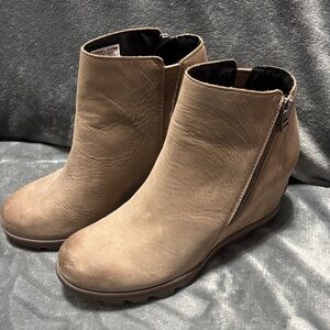 Sorel women’s taupe ankle boots, size 8.5, EUC